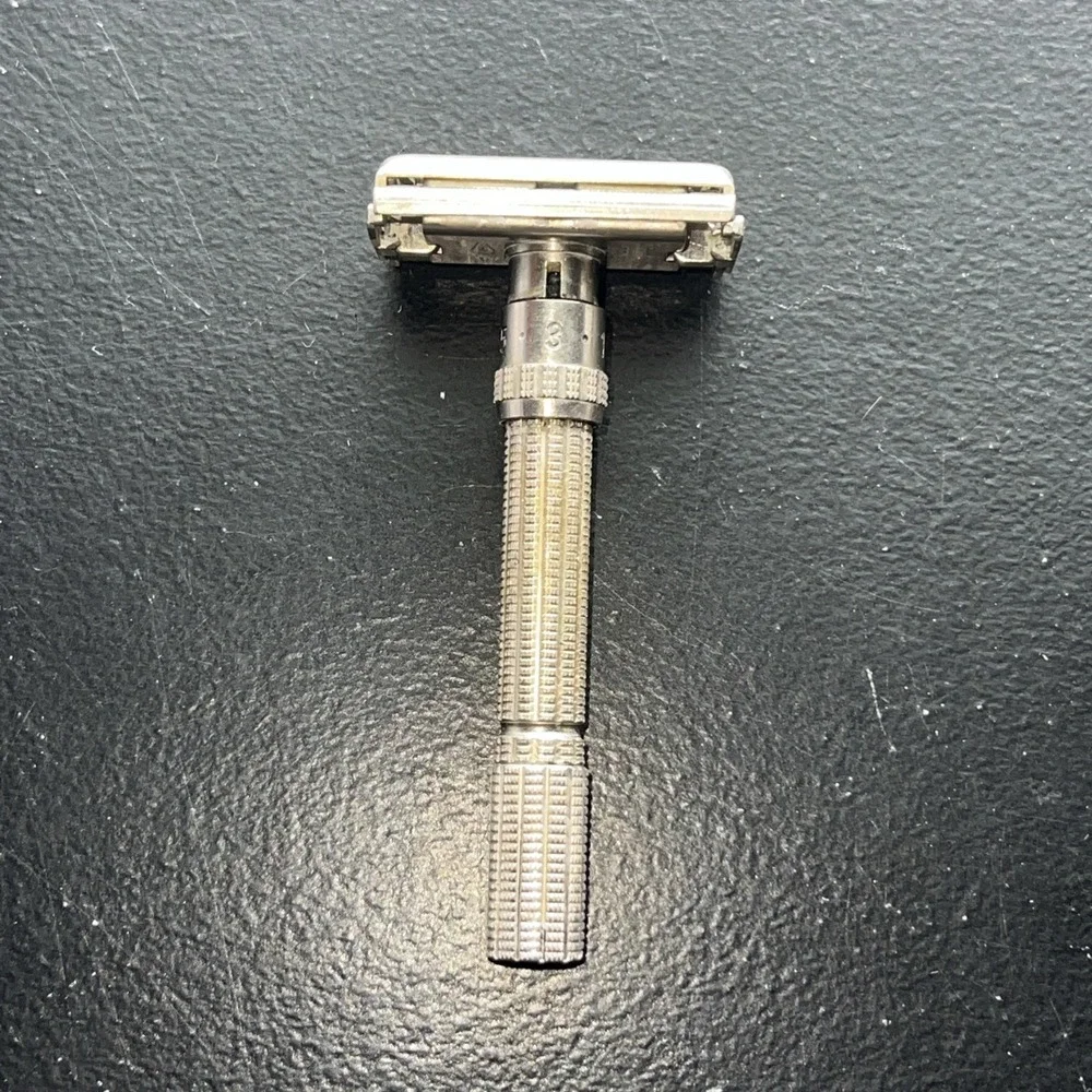 Vintage 1962 Gillette Slim Adjustable 1-9  DE Safety Razor H4 2 Razors Included